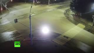 В Уфе автомобиль на полной скорости врезался в пешехода на зебре: видео с камеры наблюдения