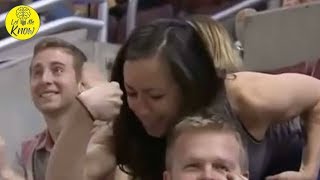 Woman Flexes In Front Of a Guy She Doesn’t Know  His Response Is Perfect!