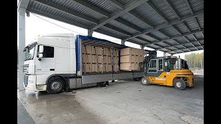 Боковая загрузка фуры под дождем! "Романтика дальнобоя"