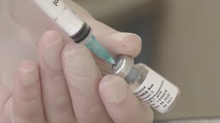 Первым 18 военнослужащим-добровольцам ввели вакцину от коронавируса