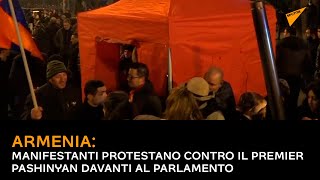 Armenia: manifestanti protestano contro il premier Pashinyan davanti al Parlamento