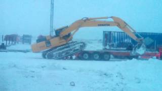 Экскаватор komatsu pc 400 лезет на трал
