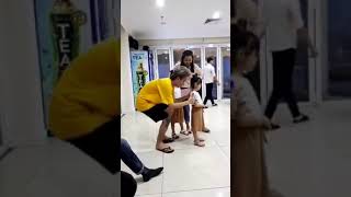 Jack Sóng Gió ăn mặc đơn giản chuẩn bị show diễn tối tại Đà Nẵng