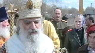 Установка памятного креста на Казачьем кладбище в Омске. 5 мая 2003 г.