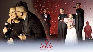 حب ودموع.. لحظات مؤثرة بين حاتم عمور وزوجته في حفل اختتام ألبوم "بلا عنوان"