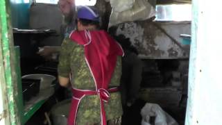 Учяатся печь хлеб в русской печи