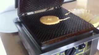 Приготовление вафельного рожка в вафельнице Roller Grill