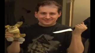 Scott Cawthon takes pictures with Youtubers in the fnaf fright dome