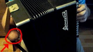 ШОК!!! СЛЕПОЙ музыкант БЕЗ правой РУКИ играет танго на гармони ♫  Blind without hand harmonizer!