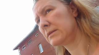 На видео Я (Татиана Салмановна Мактум Сайфуддин в рыжем прозрачном платье