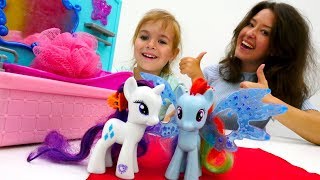 Игры с пони: Рарити и Радуга Дэш наводят красоту.