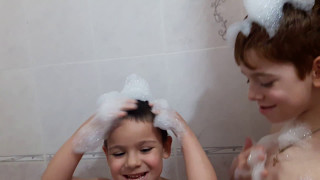 Принимаем ванну с пеной в чистый четверг.Take a bubble bath on Maundy Thursday.