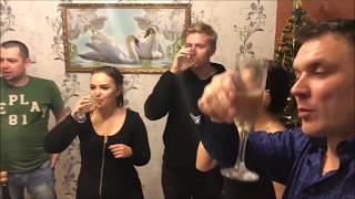Как мы встретили Новый год в России!!! Застолье!! Слепой Дед мороз!