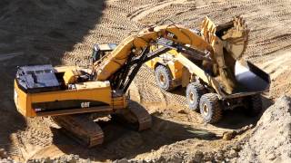 Caterpillar CAT 385C FS loading Komatsu HM400