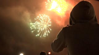 Тысячи залпов праздничного салюта в честь 75-летия Победы озарили небо российских городов