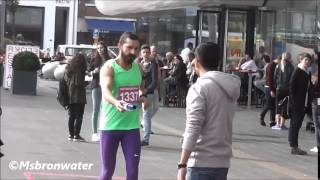 acteur Shia LaBeouf rondjes rond het Stedelijk Museum Amsterdam