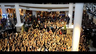 Tyler climb at the top of the audience live Car Radio in Manila- Twenty One Pilots