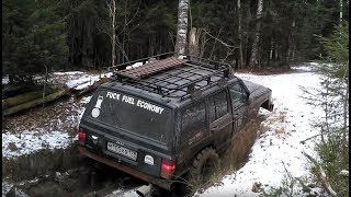 Offroad Volkswagen Touareg, two Mitsubishi Pajero Sport and Jeep Cherokee XJ