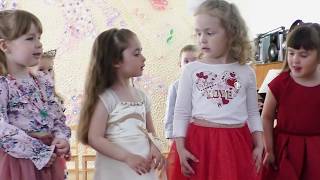 Little Marina празднует день матери в латышском детском саду рассказывает стих на латышском