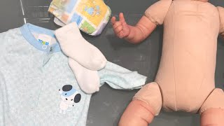 Vistiendo a un bebé Reborn !! Antes de que se vaya a casa !!