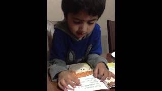 Oscarito leyendo un cuento