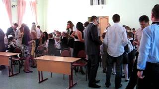 Последний звонок-2011, вручение ленточек выпускникам