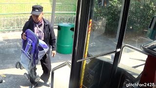 [SBST] Bus Captain helps passenger carry pram up bus! - SBS2652G on Service 105