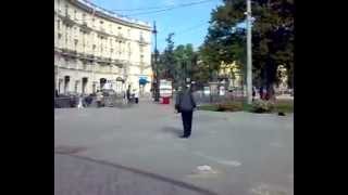 Мужик под бутиратом днем в центре города