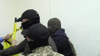 Драка в киевском суде над украинским режиссером Олегом Саганом | Страна.ua