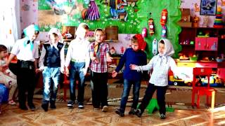 "Танец матрёшек"-Дениска с друзьями,танцует для мам (06.03.17г.)