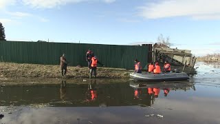 МЧС эвакуирует жителей затопленных районов Якутска — видео