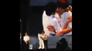 131030 #OGSShanghai Myungsoo hugging Sungyeol