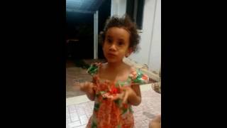 Menina contando até 10