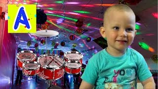 ШОК!! малыш играет на барабанах!!! детское видео.