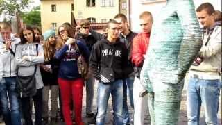 Фонтан "Писающие мужчины" в Праге( во дворе музея Кафки)