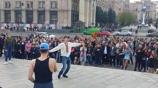 Ukrainian Girls and boys dance at Centre Kiev #киев #майдан