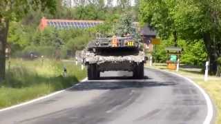 Leopard 2 Kolonne rollt durch Storkau, Manöver Heidesturm 2015