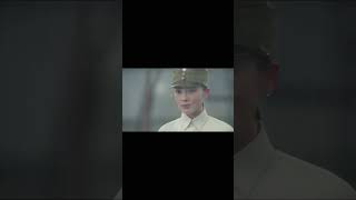 女特工雨中PK男武士，隨便一腳直接踢翻他！#shorts #中國功夫 #kungfu