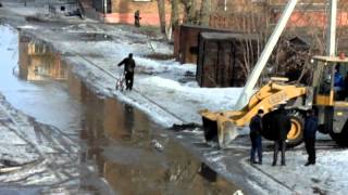 ужас весенний мужик  в луже