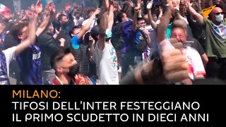 Milano: tifosi dell'Inter festeggiano il primo scudetto in dieci anni