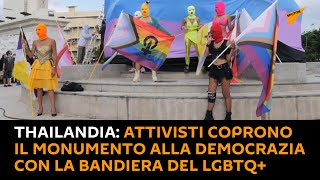 #Thailandia: attivisti coprono il monumento alla democrazia con la bandiera del LGBTQ+