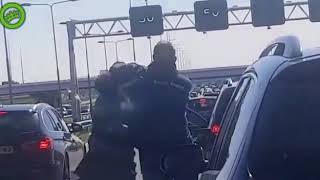 HEFTIG GEVECHT MIDDEN OP DE SNELWEG LOOPT UIT DE HAND