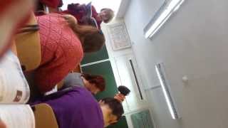 Девушка бьет парня.