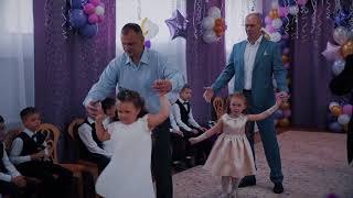 Танец мам и сыновей и отцов и дочерей в детском саду "АЮШКА" на выпускном