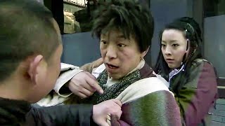 美女被流氓欺負！窮小伙仗義出手，三拳兩腳打得7個流氓跪地求饒！