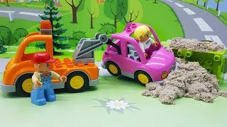 Видео для детей с игрушками. Игрушечные мультики про машинки - Спешка! Развивающие мультфильмы