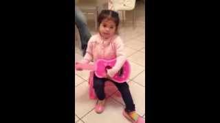 Valentina cantando canciones Evangelicas