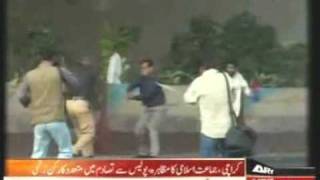 Karachi Terrorist Jamaat-e-Islami attacked & injured Police