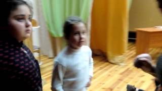 Дети учат английский с помощью скороговорок в Детском лагере "КЛУБ УСПЕШНЫХ ДЕТЕЙ"