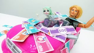 Кен поймал золотую рыбку! Игры с Барби